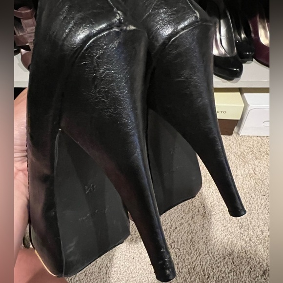 ⭐️BOGO FREE⭐️ Black Heels with cute details - Picture 3 of 7